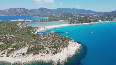 playa y torre de porto giunco en villasimius, cerdeña, italia - antena 4k