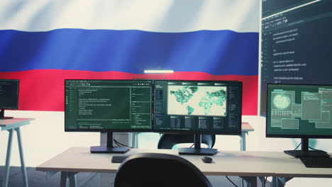 Leerer-Cybersicherheitsraum-Mit-Großer-Leinwand-Und-Russischer-Flagge