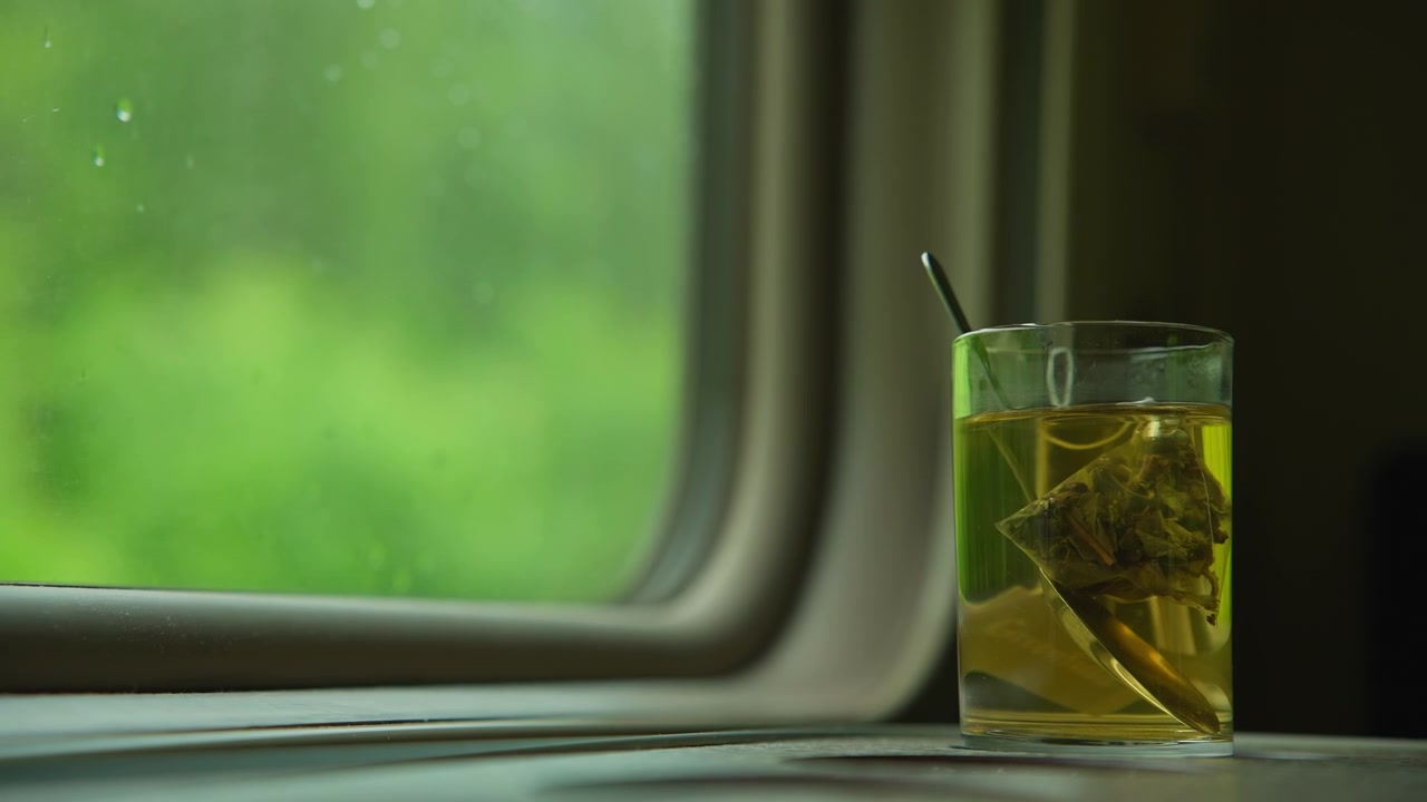 Bicchiere di tè caldo in infusione durante un viaggio in treno