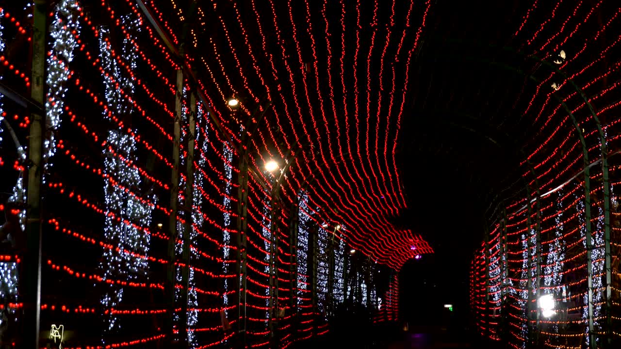 빛나는 불빛의 터널에서 크리스마스 글리터와 새해 장식 rgb 색상.