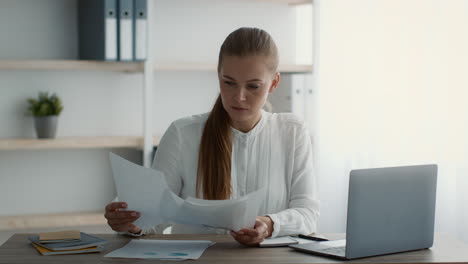 mujer que trabaja en una oficina
