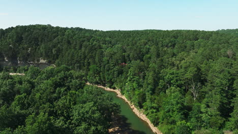 vista aérea del arroyo war eagle y el paisaje boscoso en el condado de benton, arkansas