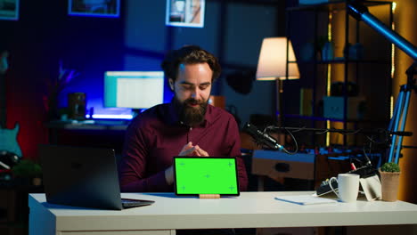 Lächelnder-Mann-Im-Studio-Filmt-Chroma-Key-Tablet-Testbericht-Für-Technikbegeisterte