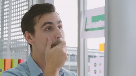 hombre de negocios cansado y estresado mirando el monitor de una computadora personal, trabajando en una oficina en casa