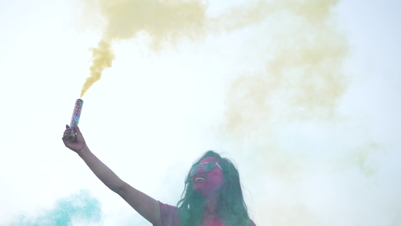 celebración del festival indio de holi en cámara lenta