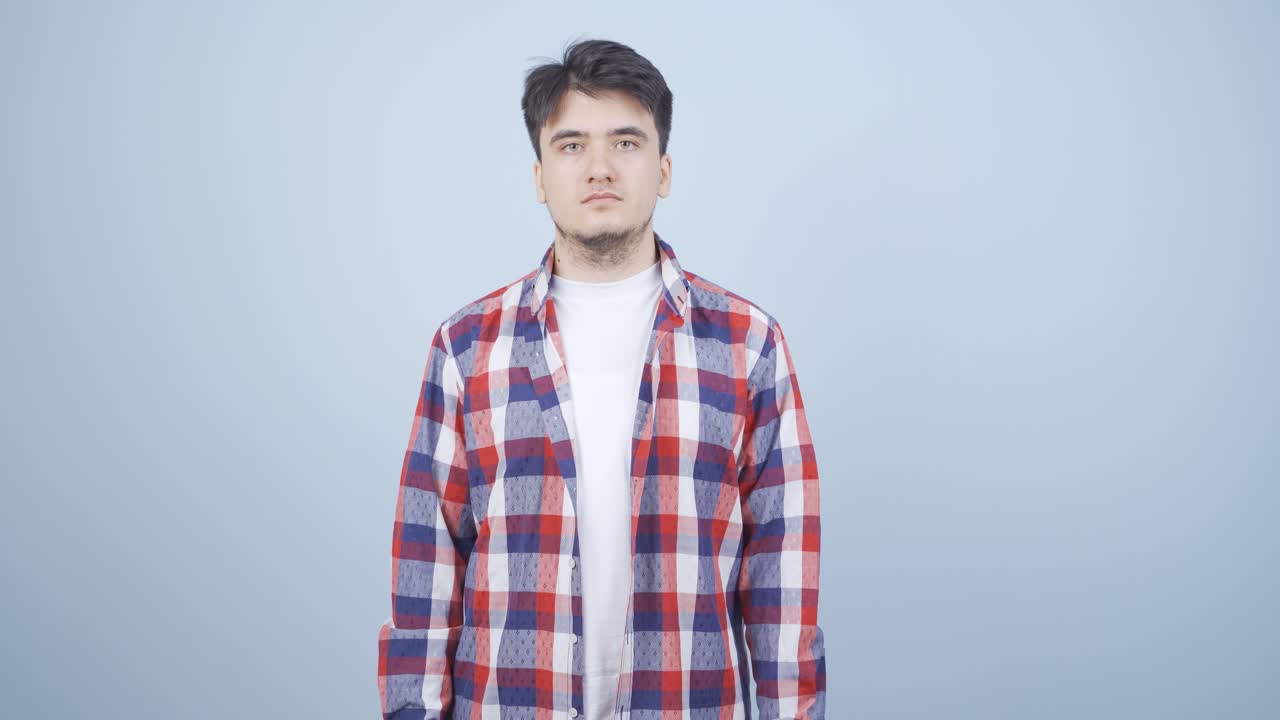 hombre mirando a la cámara con una expresión aburrida.