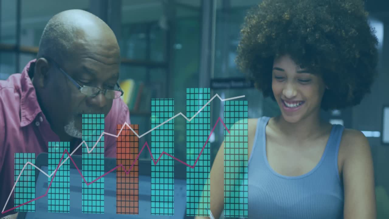 animación del procesamiento de datos financieros sobre diversas personas de negocios que trabajan en la oficina