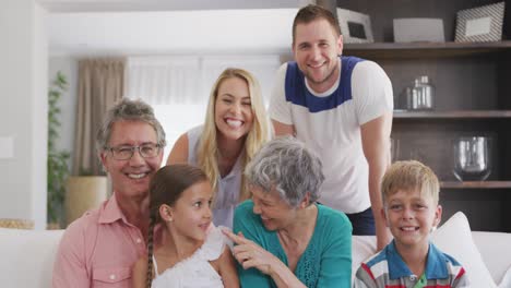una familia feliz en una casa