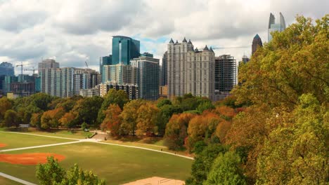 Erhebt-Sich-Langsam-über-Die-Bäume-Und-Enthüllt-Im-Herbst-Die-Innenstadt-Von-Atlanta,-Georgia