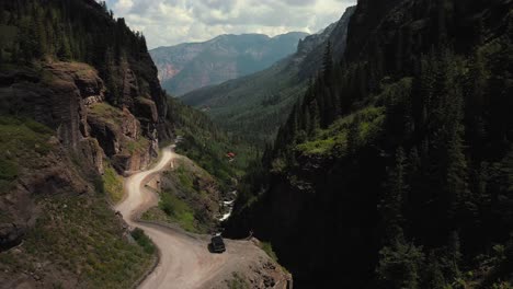 Vista-Aérea-Del-Sendero-De-La-Cuenca-Del-Yankee-Boy-En-Las-Montañas-De-San-Juan-De-Colorado