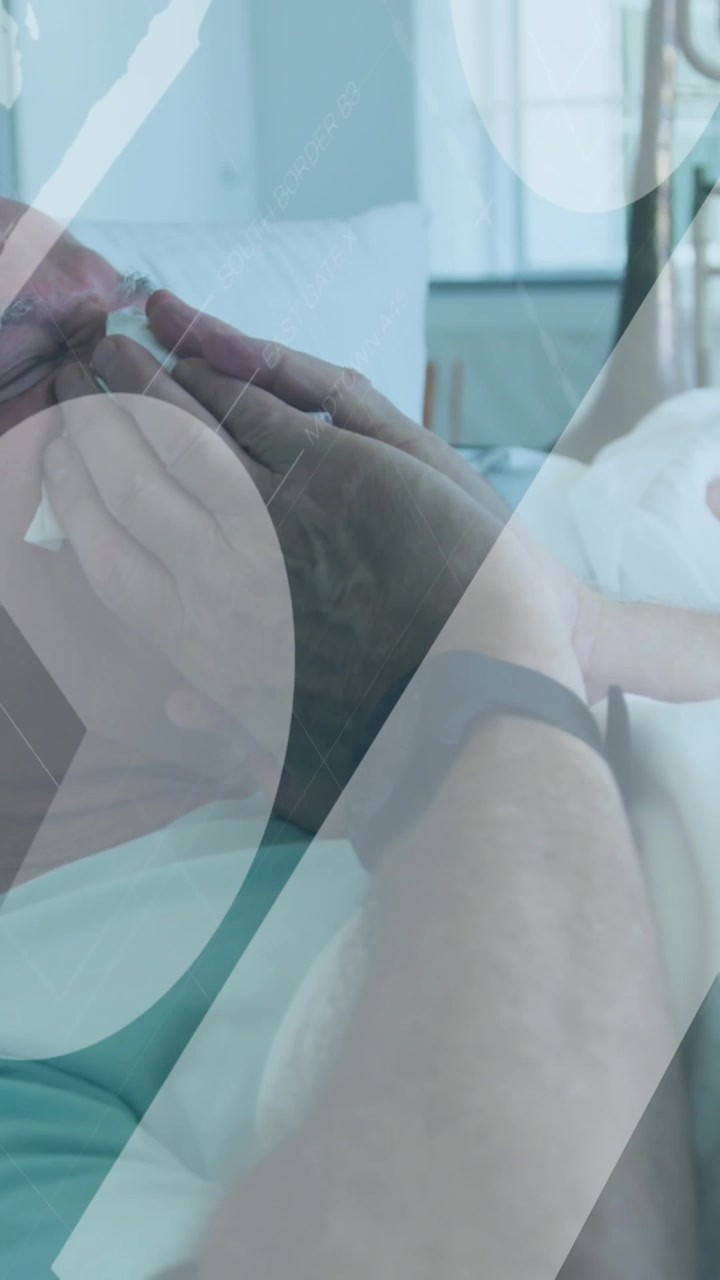 Video verticale: Uomo anziano sdraiato che si tocca il naso con un fazzoletto, mani di un assistente che tamponano, grafici HUD
