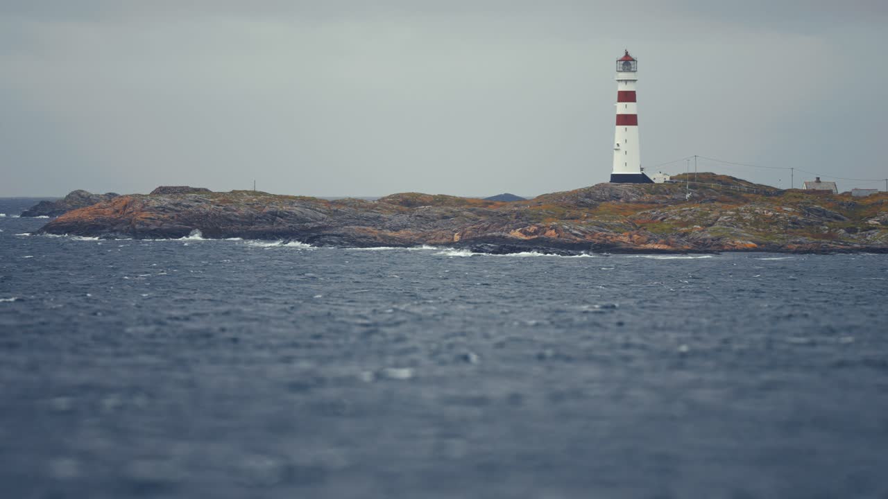 크리스티안샌드 해안에 있는 외로운 옥소이 등대.