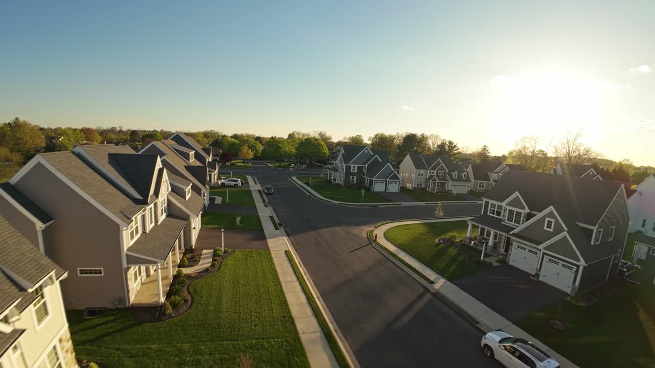 la luz del atardecer sobre la nueva comunidad de área de vivienda desarrollada en el suburbio de american town