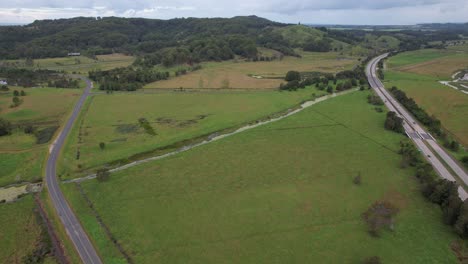 Autopista-Del-Pacífico-Y-Clothiers-Creek-Road-En-La-Ciudad-Rural-De-Tanglewood-En-Nueva-Gales-Del-Sur,-Australia