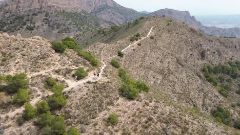 Wanderer-Gruppe-Zu-Fuß-Entlang-Einer-Route-In-Den-Bergen