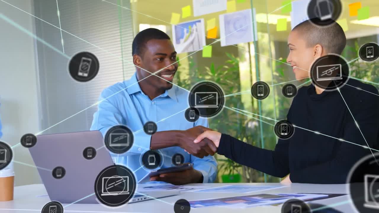 animación de la red de conexiones entre diversas personas de negocios en la oficina