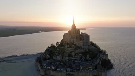 Volando-Sobre-El-Mont-St-Michel-Durante-La-Puesta-De-Sol