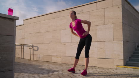 mujer estirándose al aire libre