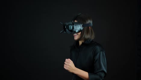 Mujer-Joven-Con-Gafas-Corriendo-En-Realidad-Virtual,-Concepto-De-Videojuegos-Vr,-Fondo-Negro