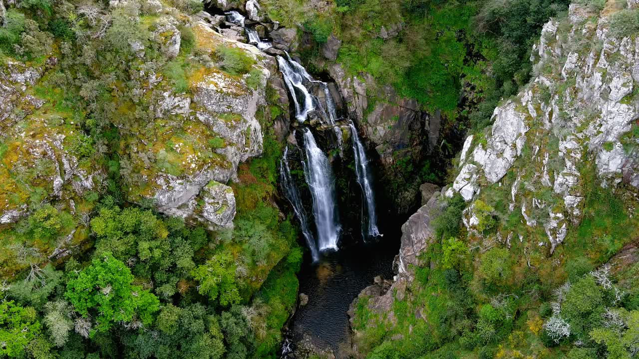 vista aérea de ángulo alto de las cascadas de fervenza do toxa que caen en cascada por la pared rocosa