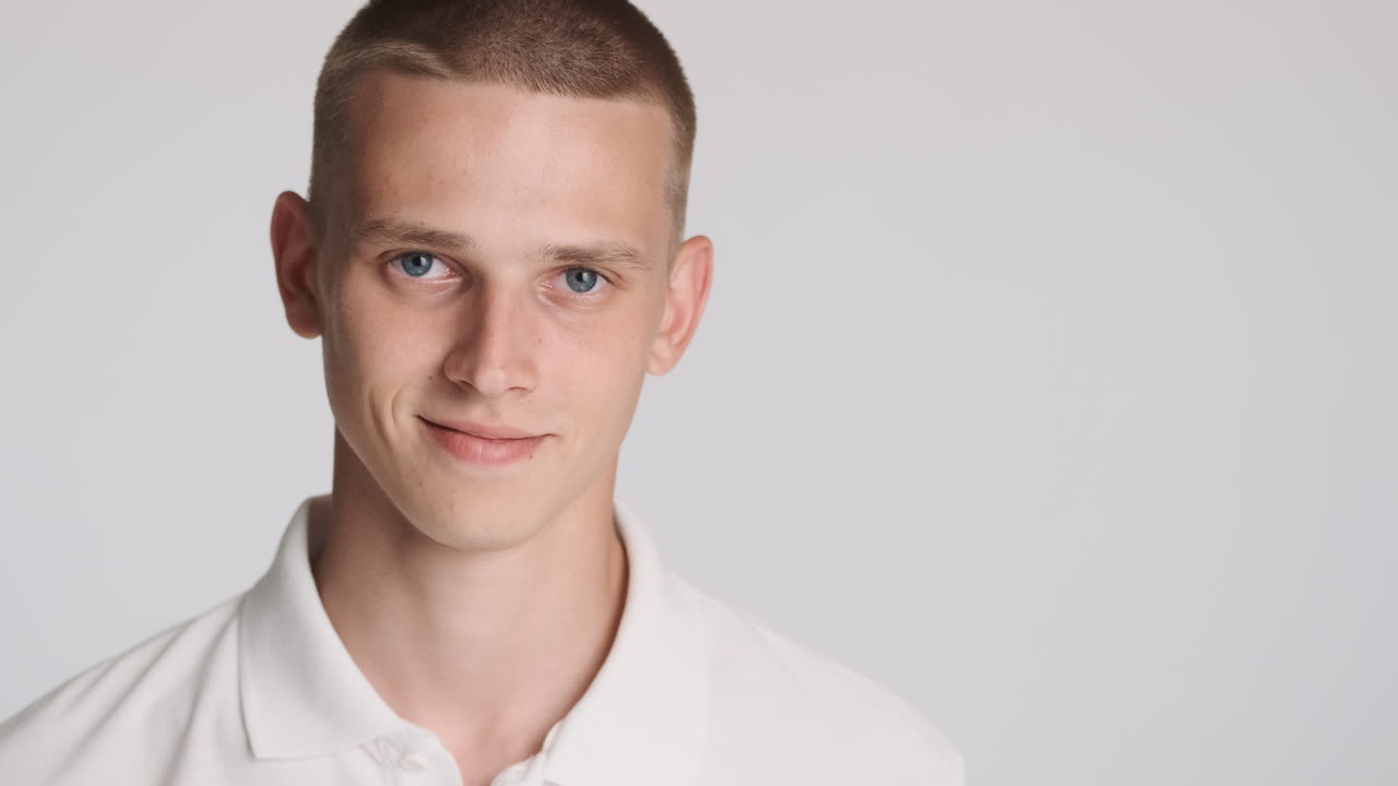 십대가 머리를 앞쪽으로 돌리고 미소 짓고