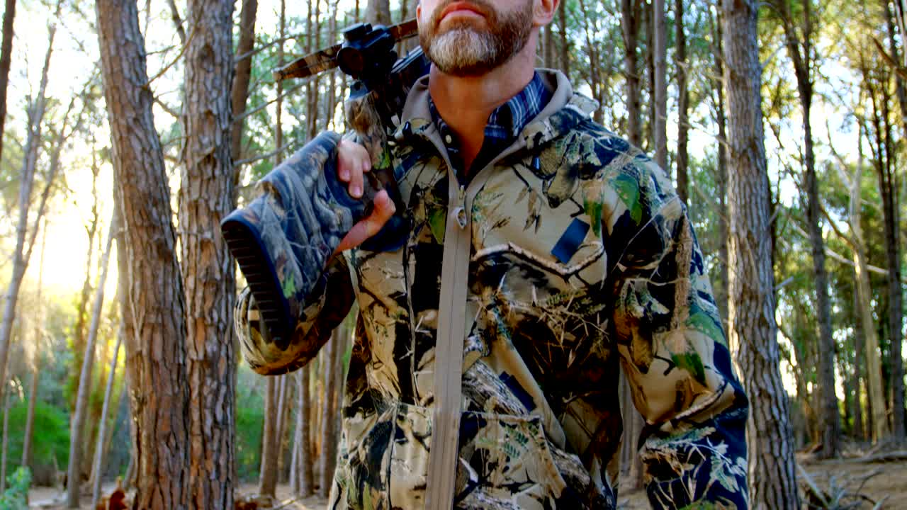 숲에서 활과 화살을 들고  ⁇ 고 있는 남자 4k