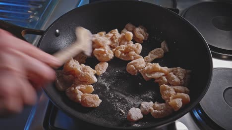 In-Würfel-Geschnittene-Und-Mit-Mehl-Panierte-Hähnchenbrust-Unter-Rühren-Braten