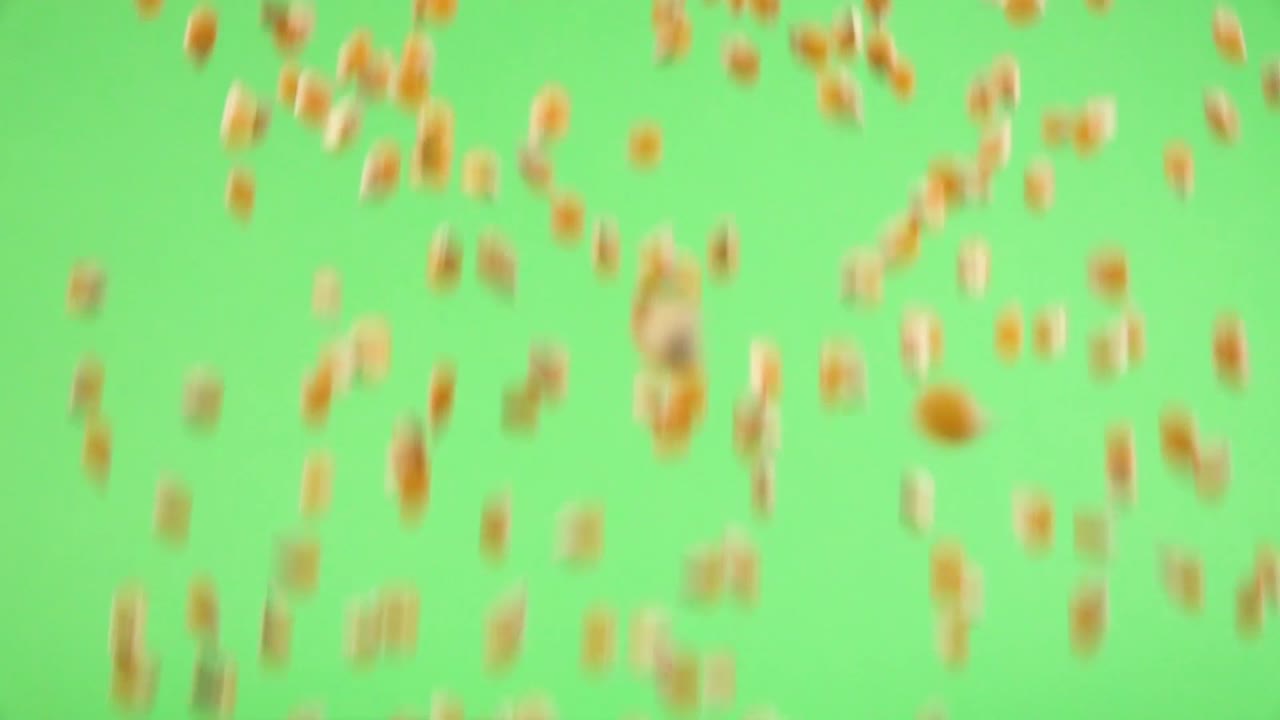 grano de maíz cayendo sobre fondo cromático