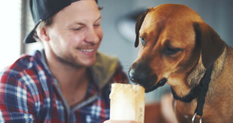 Hombre-De-Estilo-De-Vida-Divirtiéndose-Con-Perro-En-Casa-1