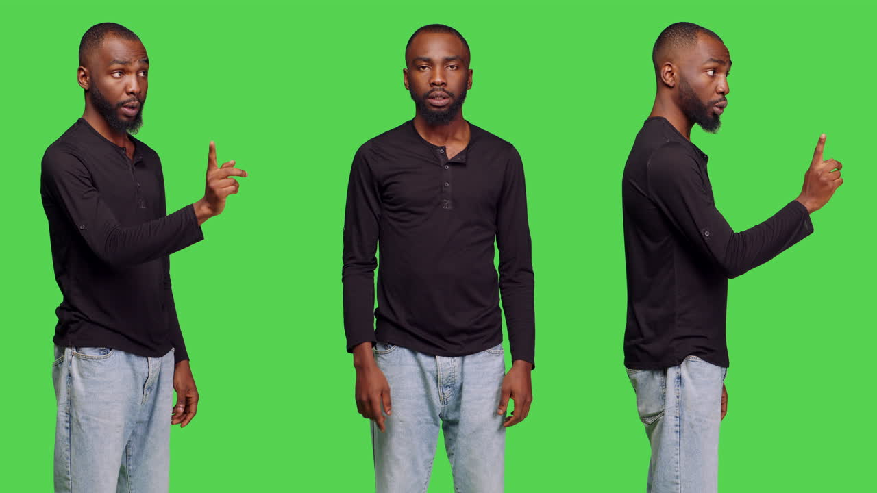 hombre apuntando a la pantalla verde