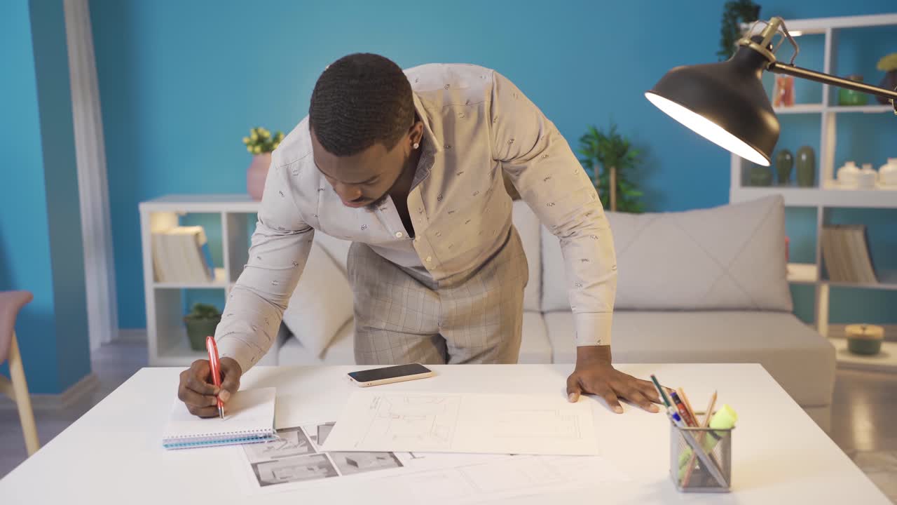 Homem africano trabalhando em home office