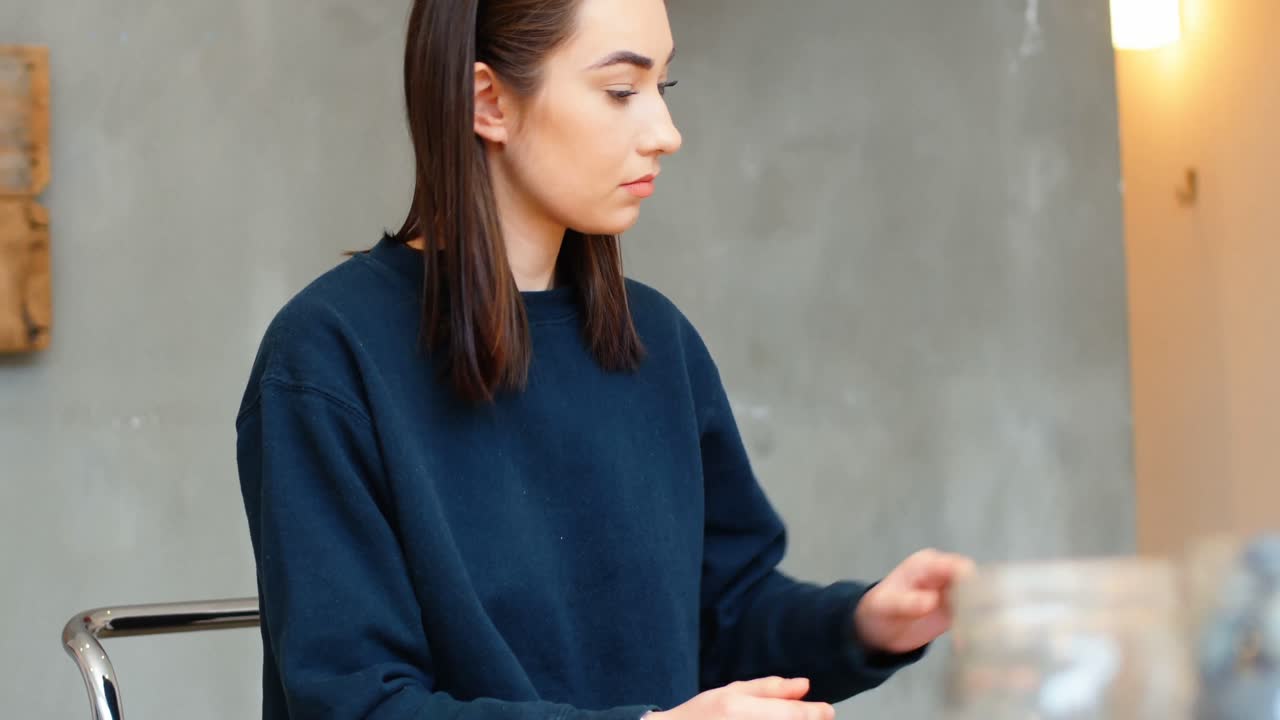 ejecutivo usando tableta digital mientras verifica la losa de piedra