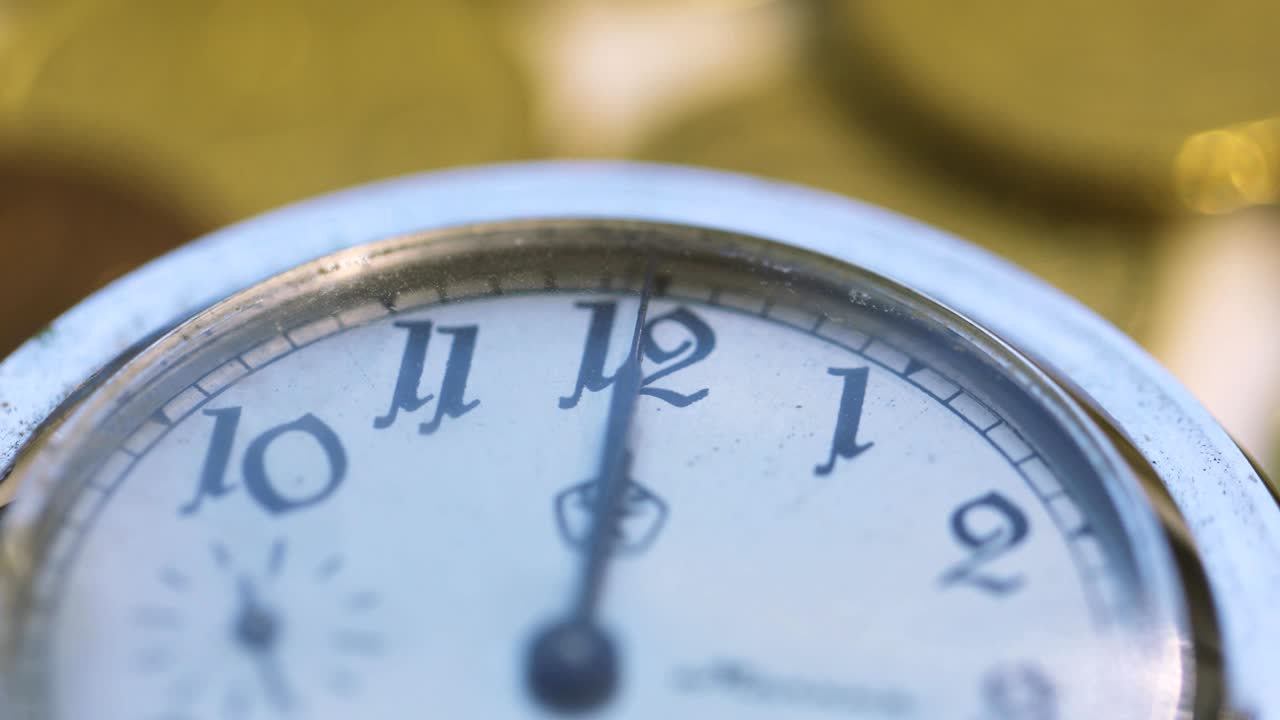 abertura de un viejo reloj de bolsillo