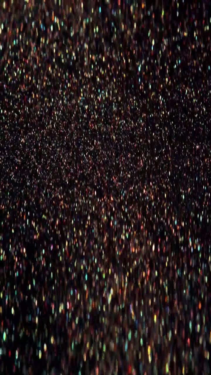 Koyu Bir Arka Plan Üzerinde Parlayan Renkli Yanardöner Sim