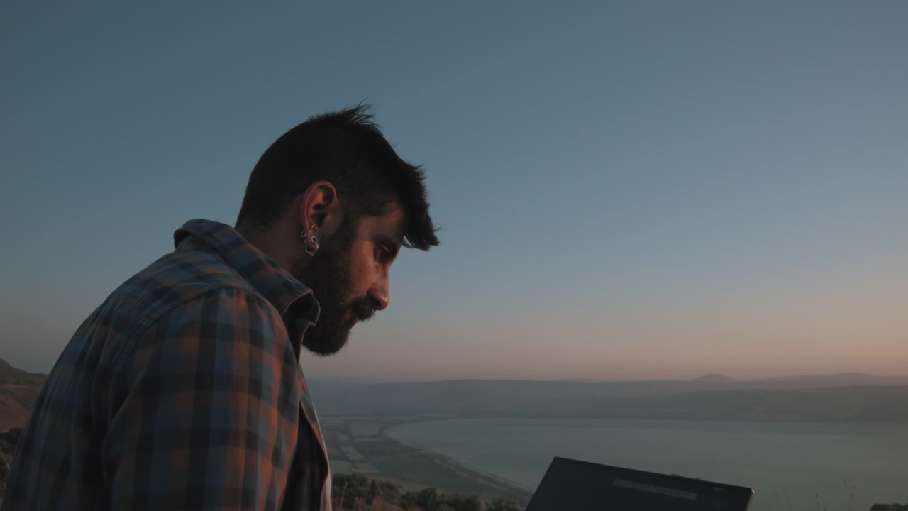 Primo piano di un uomo che lavora al laptop