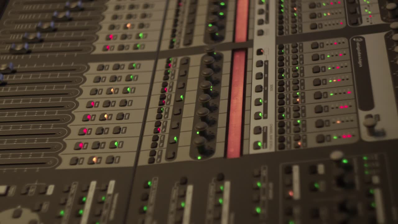 toma de consola de estudio de audio de los faders