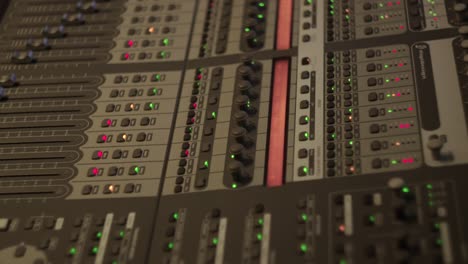 Toma-De-Consola-De-Estudio-De-Audio-De-Los-Faders