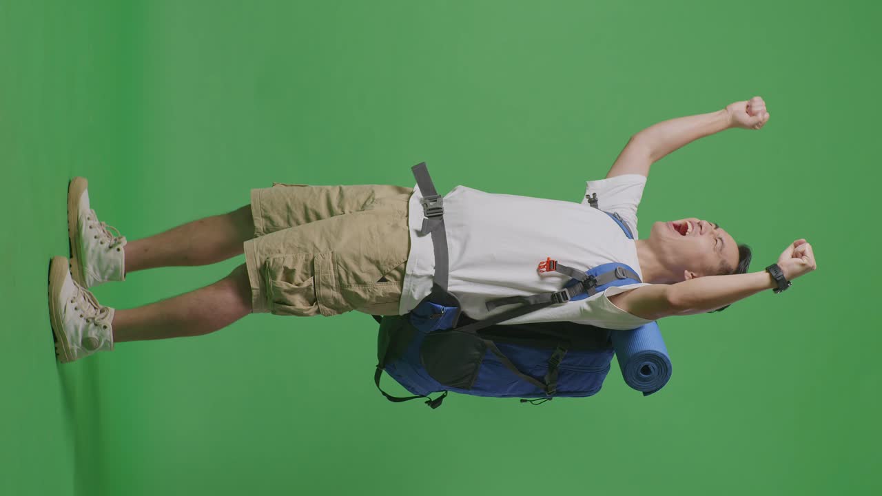 turista emocionado con la mochila en la pantalla verde