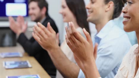 equipe de negócios aplaudindo durante uma reunião 4k