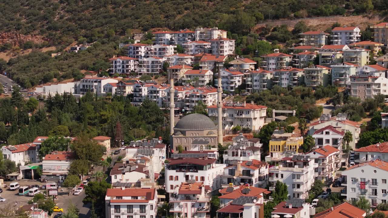 Kaş, Antalya, Türkiye'deki Camiye Doğru Havadan Telefoto Dolly Çekimi, Kırmızı Kiremitli Çatılı ve Beyaz Duvarlı Manzaralı Kasabayı Gözler Önüne Seriyor.