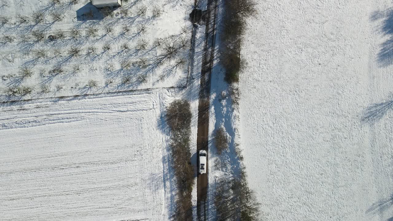 vista aérea de una camioneta que se detiene en un camino estrecho en el campo en un hermoso día de invierno, dalmacia, croacia