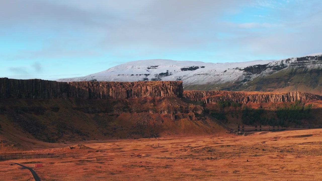 Luftfoto av vulkanske klipper og snødekt fjell på Island