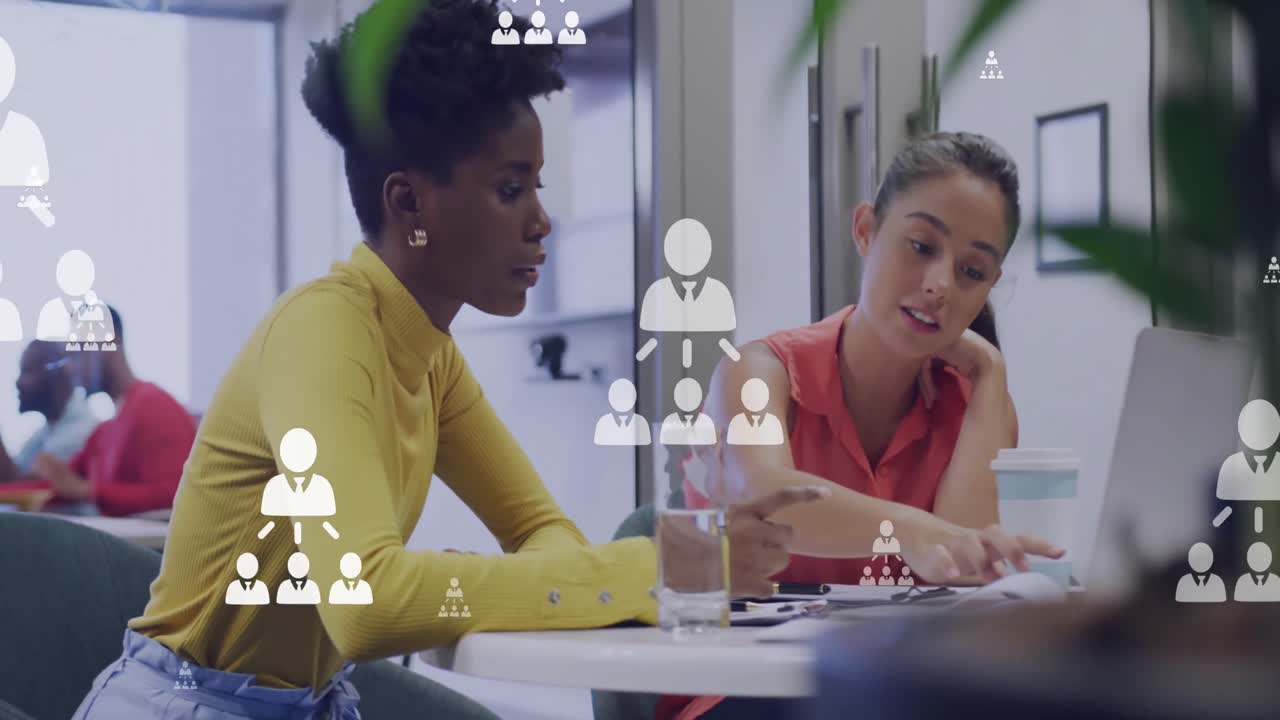 animación de iconos de red y procesamiento de datos en diversas personas de negocios.