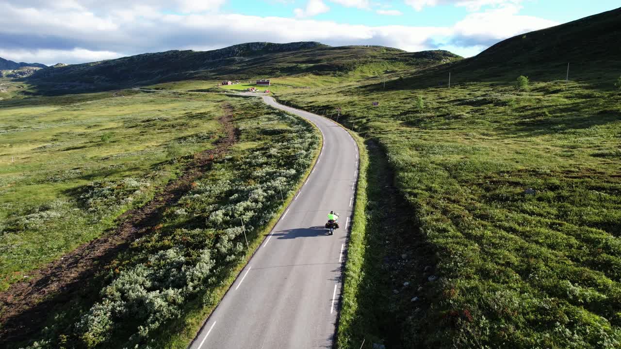 Motorcyklist på bjergveje i Norge