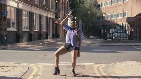 Mujer-Afroamericana-Bailando-Loop-Bailarina-Divertida-En-La-Calle-Haciendo-Baile-Funky-4k