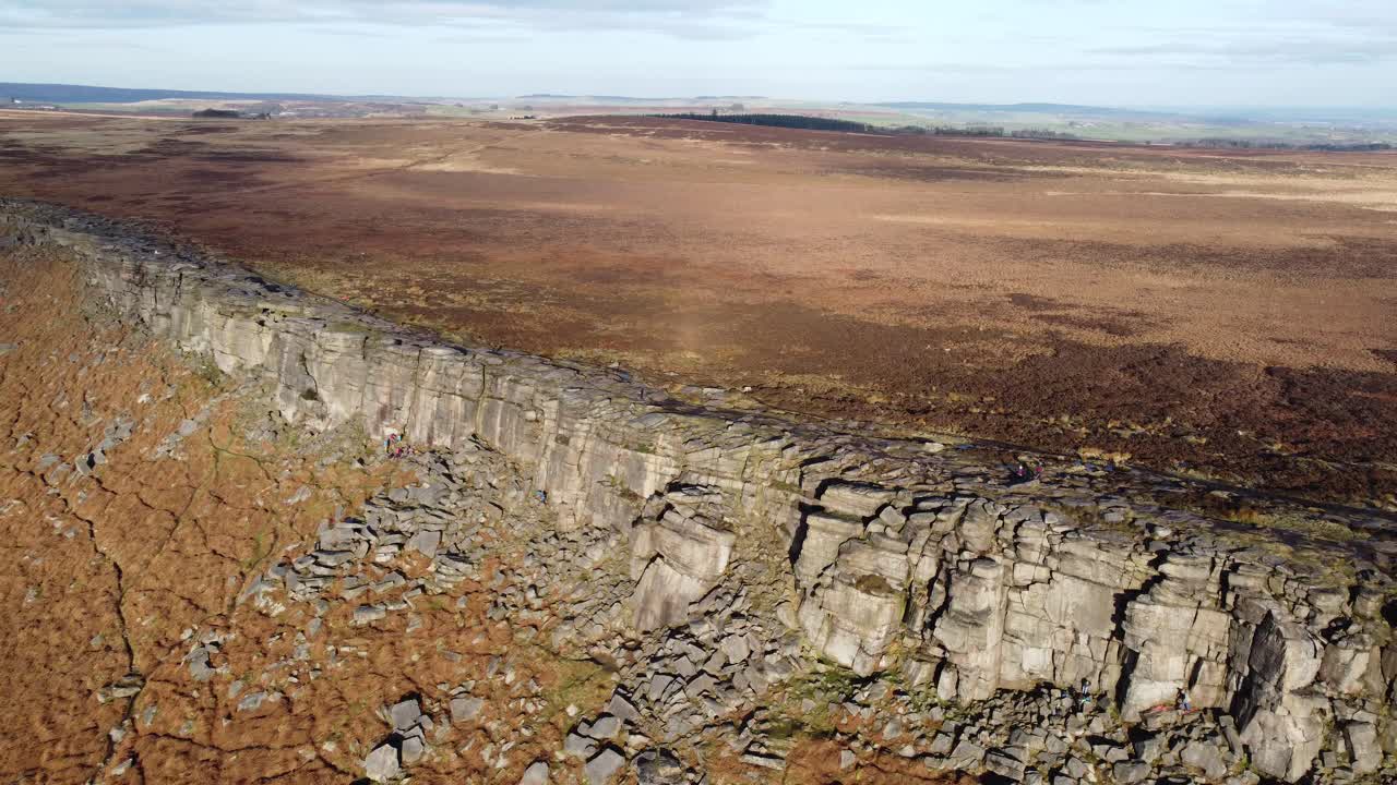algunas vistas icónicas de stanage edge en invierno al atardecer