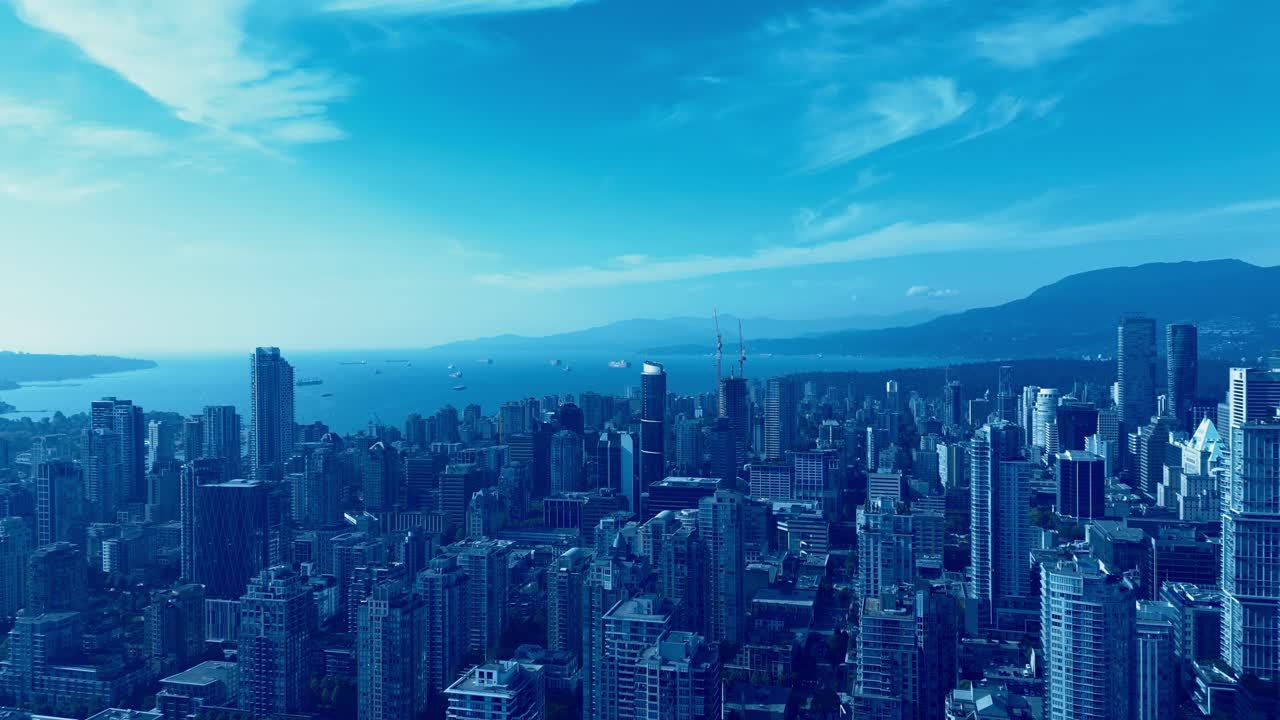 밴쿠버 시내 드론 비행은 잉글리쉬 베이가 내려다보이는 고층 빌딩의 멋진 건축학적 경이로움을 불러일으킵니다 밝고 화창한 날 스탠리 공원 서부 밴쿠버 산골짜기 항구에 있는 많은 보트