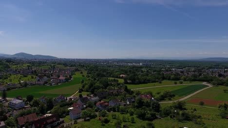 Drohnenflug-über-Gundelfingen-Und-Wildtal-Mit-Blick-Auf-Freiburg-An-Einem-Sonnigen-Tag