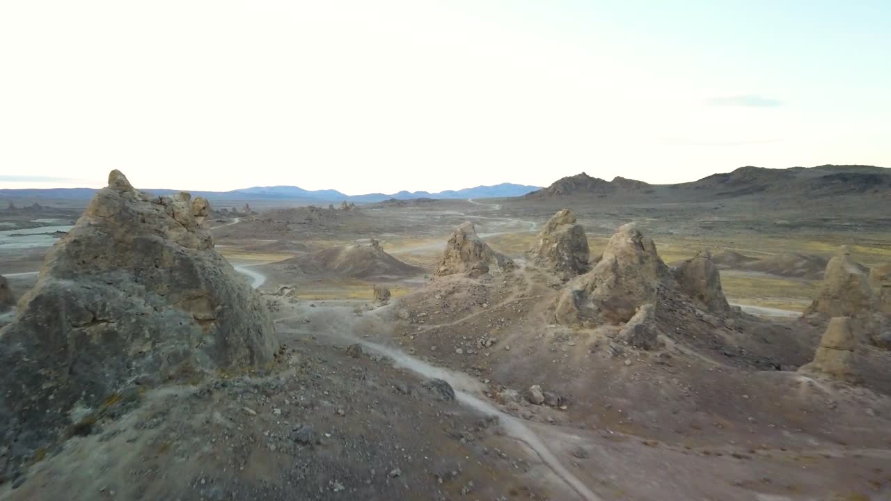 Splendidi Trona Pinnacles nel deserto montano della Sierra Orientale in California