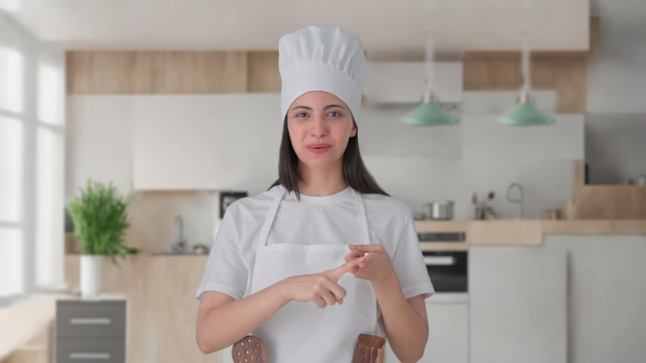 feliz india mujer chef profesional hablando con la cámara